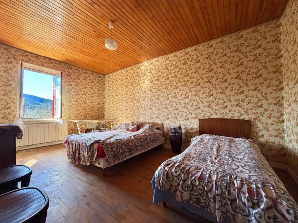 MAISON DE VILLAGE DE 185 M2 À RÉNOVER, 6 CHAMBRES, TERRAIN DÉPORTÉ DE 208 M2, COMBLES AMÉNAGEABLES DE 120 M2, FIBRE OPTIQUE, GARAGE, ATELIER, CAVE VOÛTÉE, TF 182€