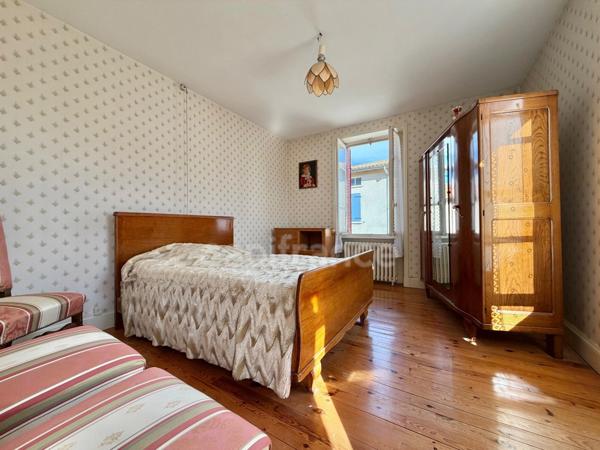 MAISON DE VILLAGE DE 185 M2 À RÉNOVER, 6 CHAMBRES, TERRAIN DÉPORTÉ DE 208 M2, COMBLES AMÉNAGEABLES DE 120 M2, FIBRE OPTIQUE, GARAGE, ATELIER, CAVE VOÛTÉE, TF 182€