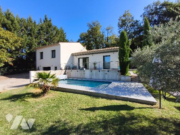 Villa récente avec vue dégagée, piscine et grand sous-sol