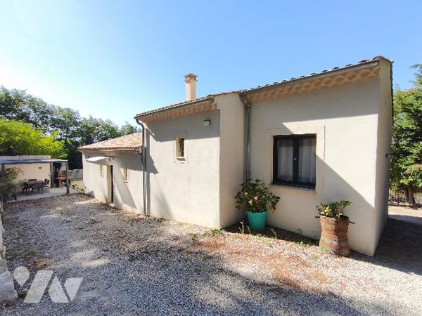 Villa récente avec vue dégagée, piscine et grand sous-sol