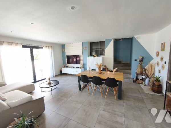 Villa récente avec vue dégagée, piscine et grand sous-sol