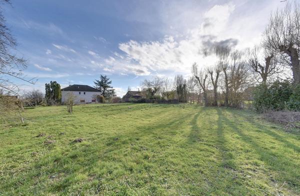CHARBUY - Terrain à bâtir de 1 285 m²