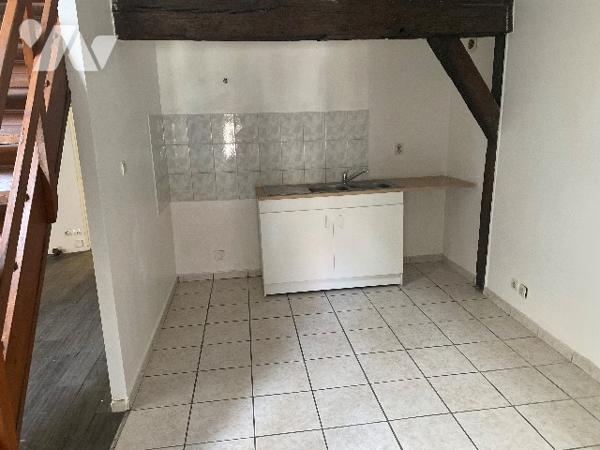 Centre Châlons-en-Champagne, appartement en duplex au 2ème étage comprenant :
séjour avec cuisine,
