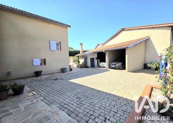 Maison à vendre 10 pièces 225,14 m² Saint-Marcellin-en-Forez