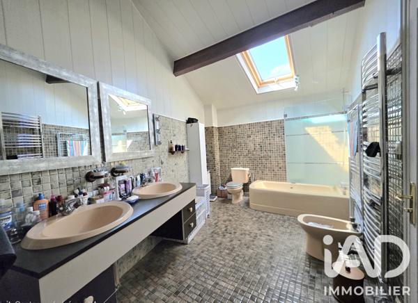 Maison à vendre 10 pièces 225,14 m² Saint-Marcellin-en-Forez