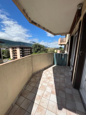 T2 lumineux avec 2 balcons et cave à deux pas de toutes commodités !