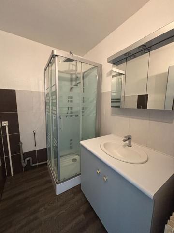 T2 lumineux avec 2 balcons et cave à deux pas de toutes commodités !