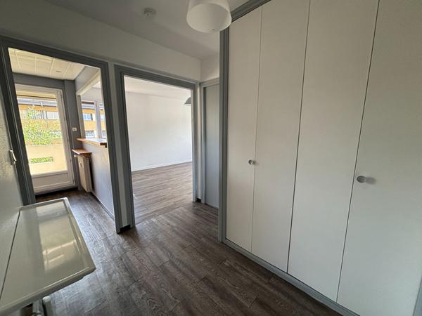 T2 lumineux avec 2 balcons et cave à deux pas de toutes commodités !