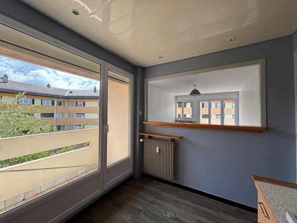 T2 lumineux avec 2 balcons et cave à deux pas de toutes commodités !