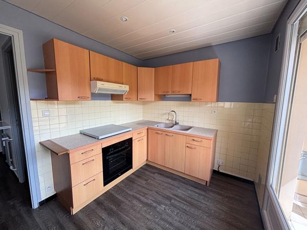 T2 lumineux avec 2 balcons et cave à deux pas de toutes commodités !