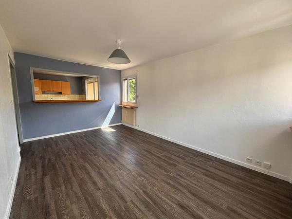 T2 lumineux avec 2 balcons et cave à deux pas de toutes commodités !