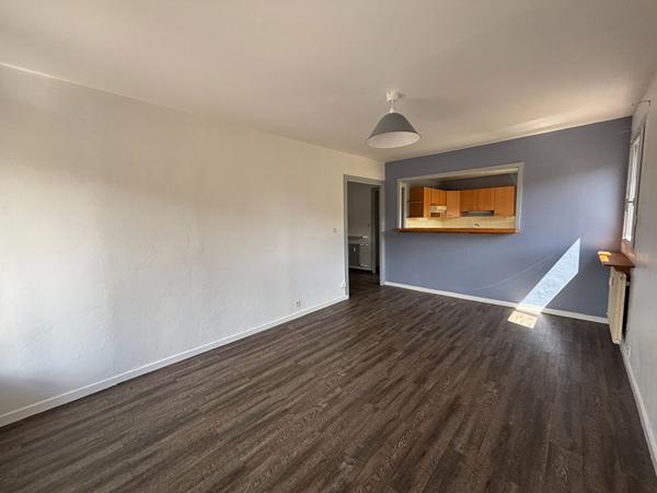 T2 lumineux avec 2 balcons et cave à deux pas de toutes commodités !