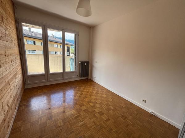 T2 lumineux avec 2 balcons et cave à deux pas de toutes commodités !