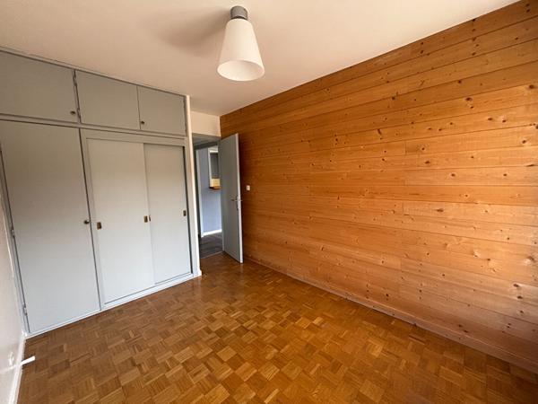 T2 lumineux avec 2 balcons et cave à deux pas de toutes commodités !