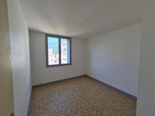 Achat Appartement T3 Grenoble – 3 Pièces Traversant Est-Ouest avec Balcon, Cave & Parking
