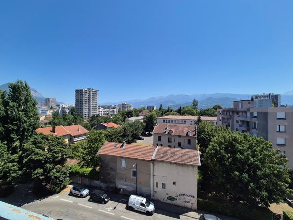 Achat Appartement T3 Grenoble – 3 Pièces Traversant Est-Ouest avec Balcon, Cave & Parking