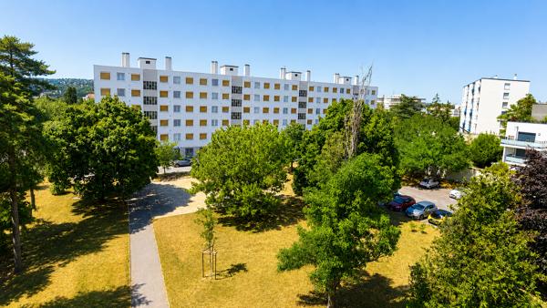 Appartement
         3 pièces
        - 76 m² Exclusivité 195 000 € *