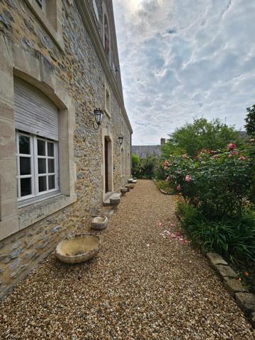 Maison à FRESNAY-SUR-SARTHE, 72130 - 8 pièces 330m²