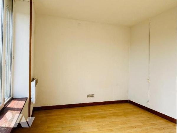 A vendre sur la commune de Le Mesnil-Rainfray, à 5 minutes de Juvigny-les-Vallées et à 15 minut...