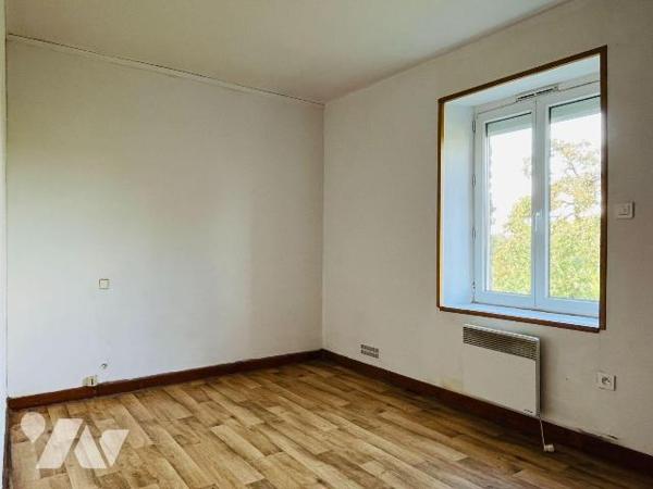 A vendre sur la commune de Le Mesnil-Rainfray, à 5 minutes de Juvigny-les-Vallées et à 15 minut...