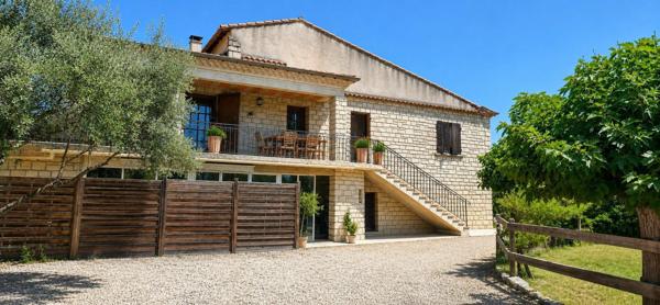 Opportunité exceptionnelle ! Découvrez cette propriété composée de 3 appartements sur un terrain de 5 371 m². Un bien polyvalent offrant un excellent rendement locatif, un fort potentiel de développement et un environnement parfaitement adapté à une activité agricole, équestre ou touristique. Une occasion pour investisseurs et porteurs de projets !