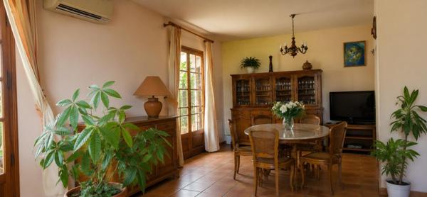 Opportunité exceptionnelle ! Découvrez cette propriété composée de 3 appartements sur un terrain de 5 371 m². Un bien polyvalent offrant un excellent rendement locatif, un fort potentiel de développement et un environnement parfaitement adapté à une activité agricole, équestre ou touristique. Une occasion pour investisseurs et porteurs de projets !