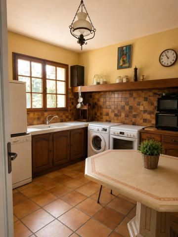 Opportunité exceptionnelle ! Découvrez cette propriété composée de 3 appartements sur un terrain de 5 371 m². Un bien polyvalent offrant un excellent rendement locatif, un fort potentiel de développement et un environnement parfaitement adapté à une activité agricole, équestre ou touristique. Une occasion pour investisseurs et porteurs de projets !