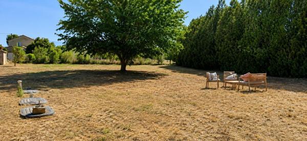 Opportunité exceptionnelle ! Découvrez cette propriété composée de 3 appartements sur un terrain de 5 371 m². Un bien polyvalent offrant un excellent rendement locatif, un fort potentiel de développement et un environnement parfaitement adapté à une activité agricole, équestre ou touristique. Une occasion pour investisseurs et porteurs de projets !