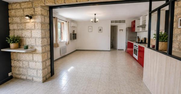 Opportunité exceptionnelle ! Découvrez cette propriété composée de 3 appartements sur un terrain de 5 371 m². Un bien polyvalent offrant un excellent rendement locatif, un fort potentiel de développement et un environnement parfaitement adapté à une activité agricole, équestre ou touristique. Une occasion pour investisseurs et porteurs de projets !