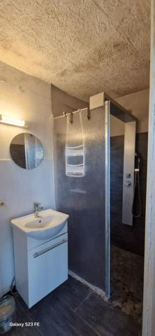 Opportunité exceptionnelle ! Découvrez cette propriété composée de 3 appartements sur un terrain de 5 371 m². Un bien polyvalent offrant un excellent rendement locatif, un fort potentiel de développement et un environnement parfaitement adapté à une activité agricole, équestre ou touristique. Une occasion pour investisseurs et porteurs de projets !
