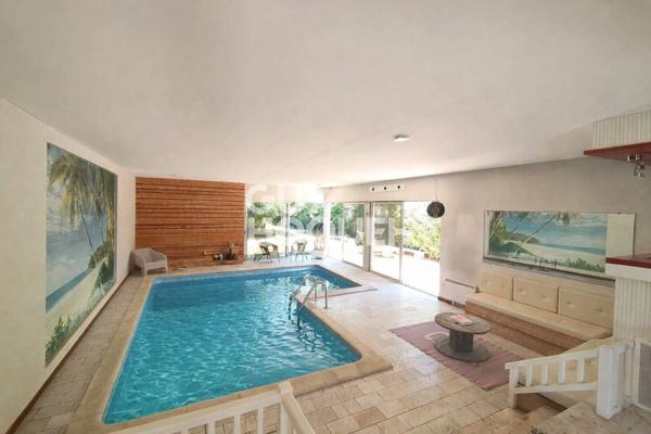 Élégante maison familiale avec piscine intérieure