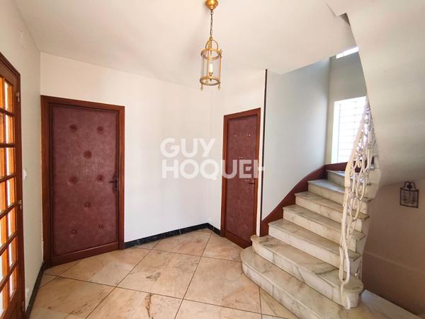 Élégante maison familiale avec piscine intérieure