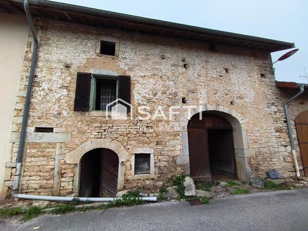 Maison de village en pierre à rénover entièrement située au calme.