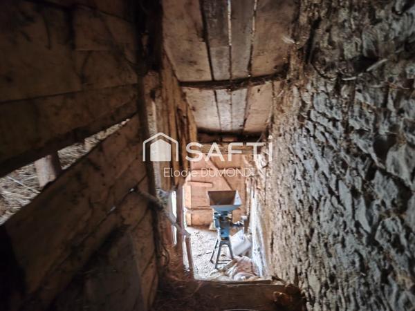 Maison de village en pierre à rénover entièrement située au calme.