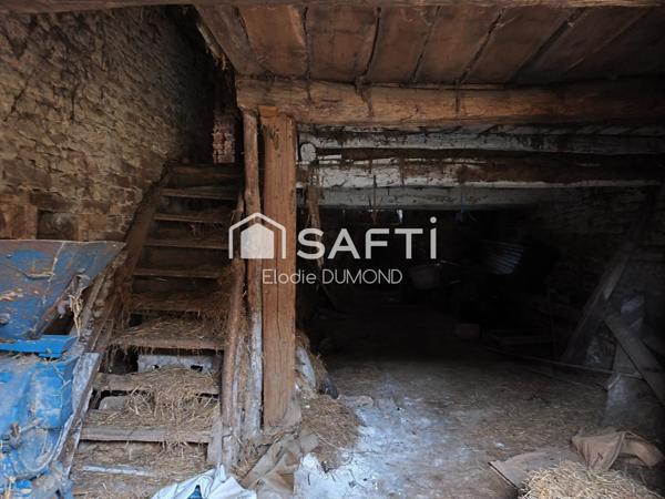 Maison de village en pierre à rénover entièrement située au calme.