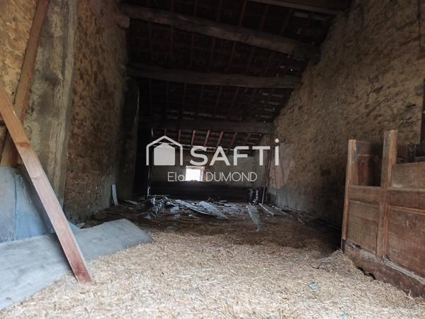 Maison de village en pierre à rénover entièrement située au calme.