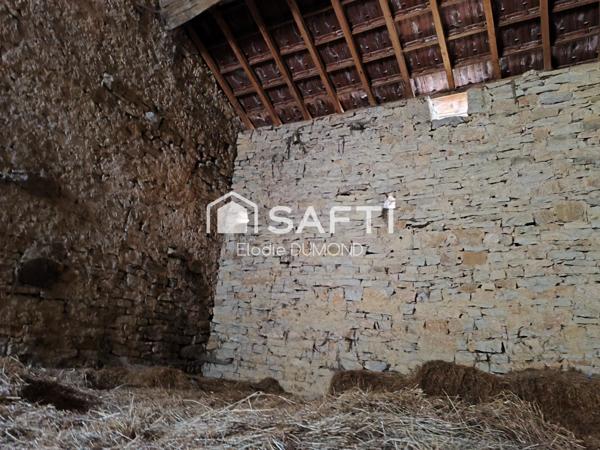 Maison de village en pierre à rénover entièrement située au calme.