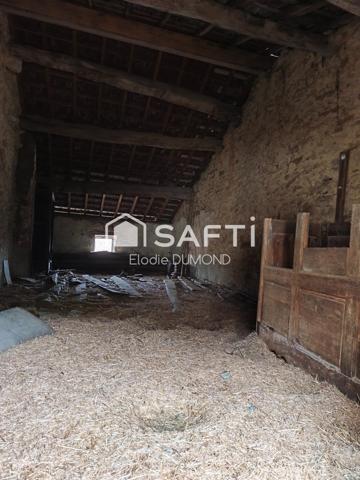 Maison de village en pierre à rénover entièrement située au calme.