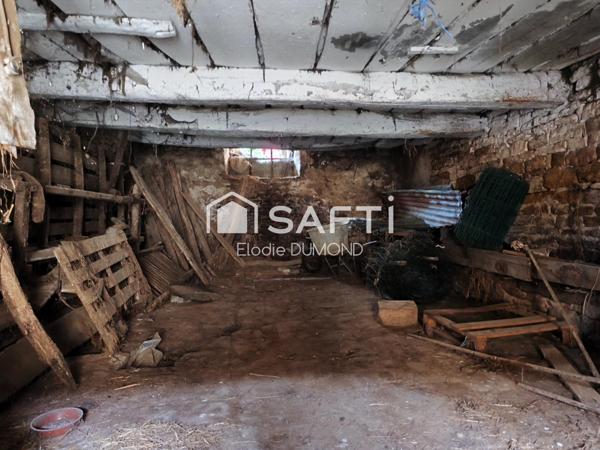 Maison de village en pierre à rénover entièrement située au calme.