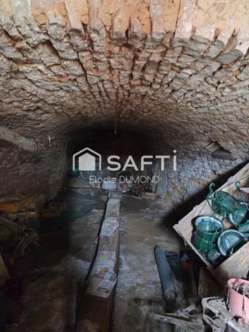 Maison de village en pierre à rénover entièrement située au calme.