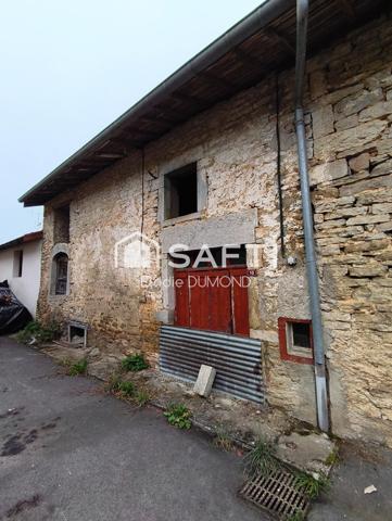 Maison de village en pierre à rénover entièrement située au calme.