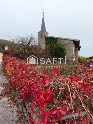 Maison de village en pierre à rénover entièrement située au calme.