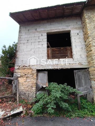 Maison de village en pierre à rénover entièrement située au calme.