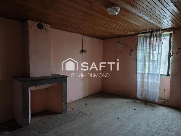 Maison de village en pierre à rénover entièrement située au calme.