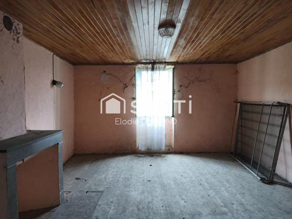 Maison de village en pierre à rénover entièrement située au calme.