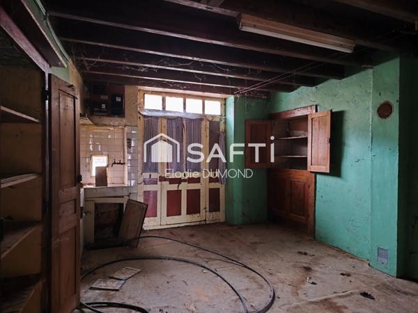 Maison de village en pierre à rénover entièrement située au calme.