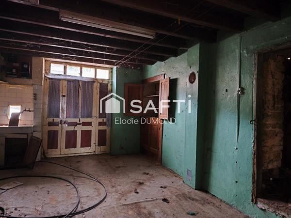 Maison de village en pierre à rénover entièrement située au calme.