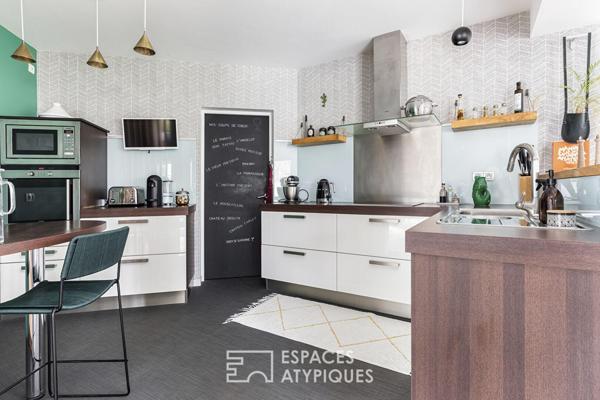 Villa moderniste avec piscine et jardin paysagé