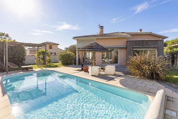 Villa moderniste avec piscine et jardin paysagé