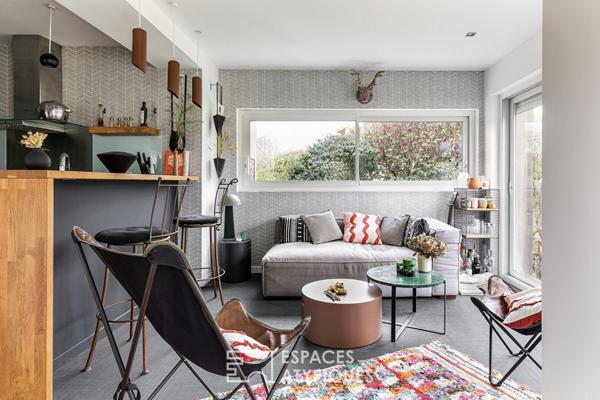 Villa moderniste avec piscine et jardin paysagé